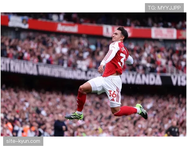 特写：萨卡完成阿森纳200场里程碑，更衣室获赠纪念球衣