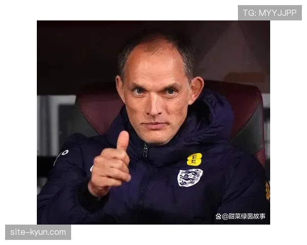 场边镜头：图赫尔向助教展示平板电脑，分析多特蒙德后防线站位漏洞