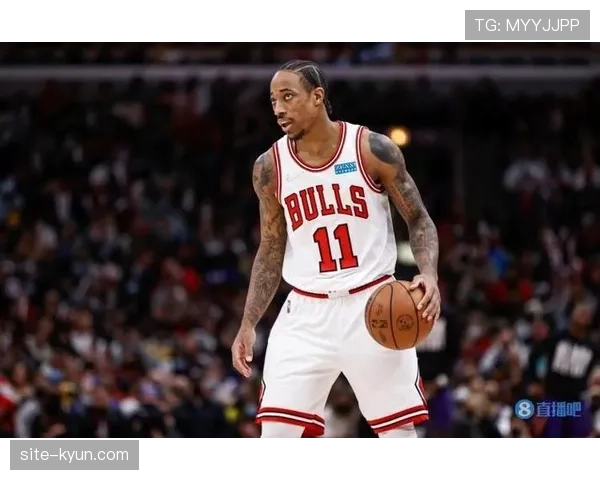 特写:德罗赞赛后拥抱年轻队友,公牛锁定附加赛后更衣室庆祝 特写:德罗赞赛后拥抱年轻队友,公牛锁定附加赛后更衣室庆祝