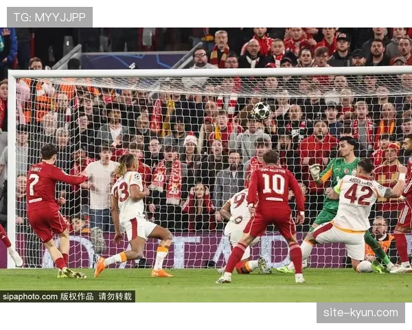 现场镜头:南特球迷在比赛第12分钟集体亮灯致敬已故传奇 现场镜头:南特球迷在比赛第12分钟集体亮灯致敬已故传奇